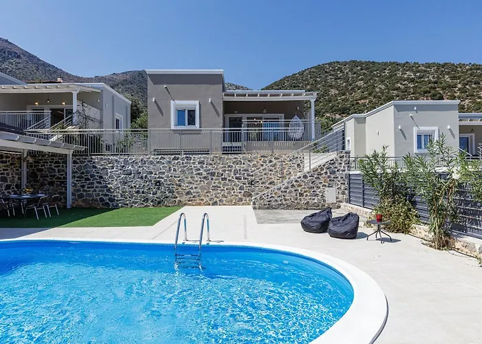 Modern Family Villa Basilicata Salmostro In Bali W/ Pool & Bbq Area